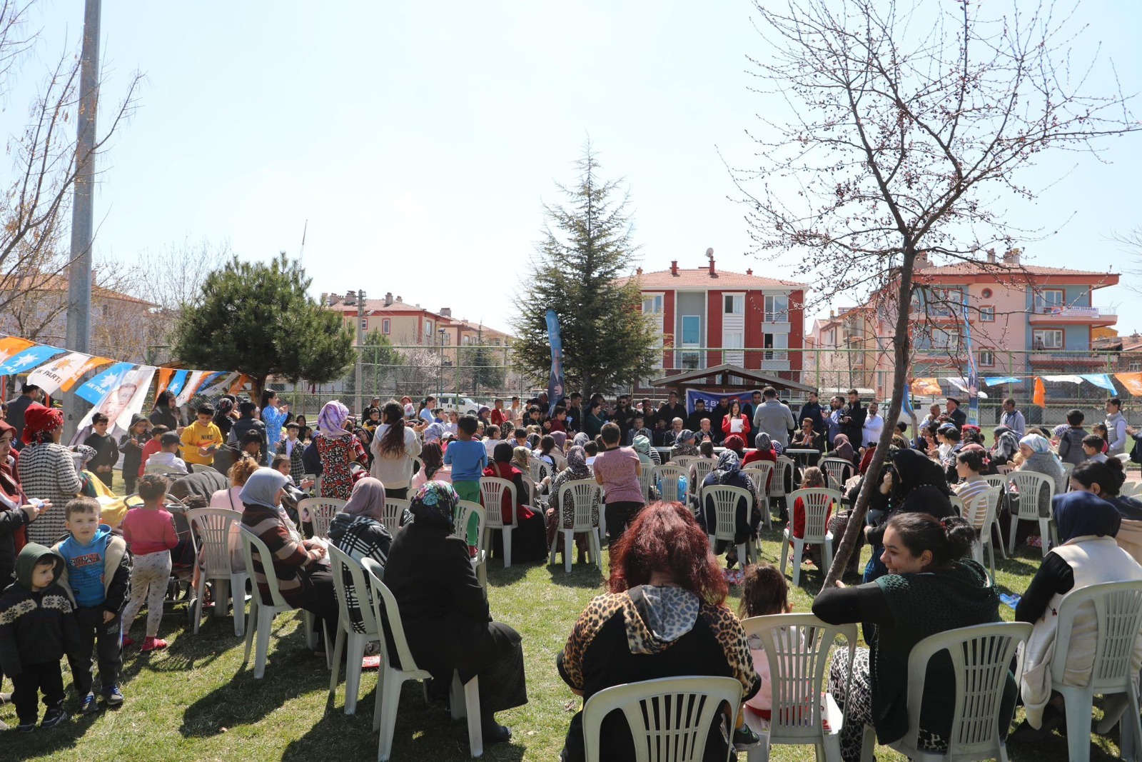   Romanlar Eşitlik Yardımlaşma Derneği’ni ziyaret eden AK Parti Afyonkarahisar