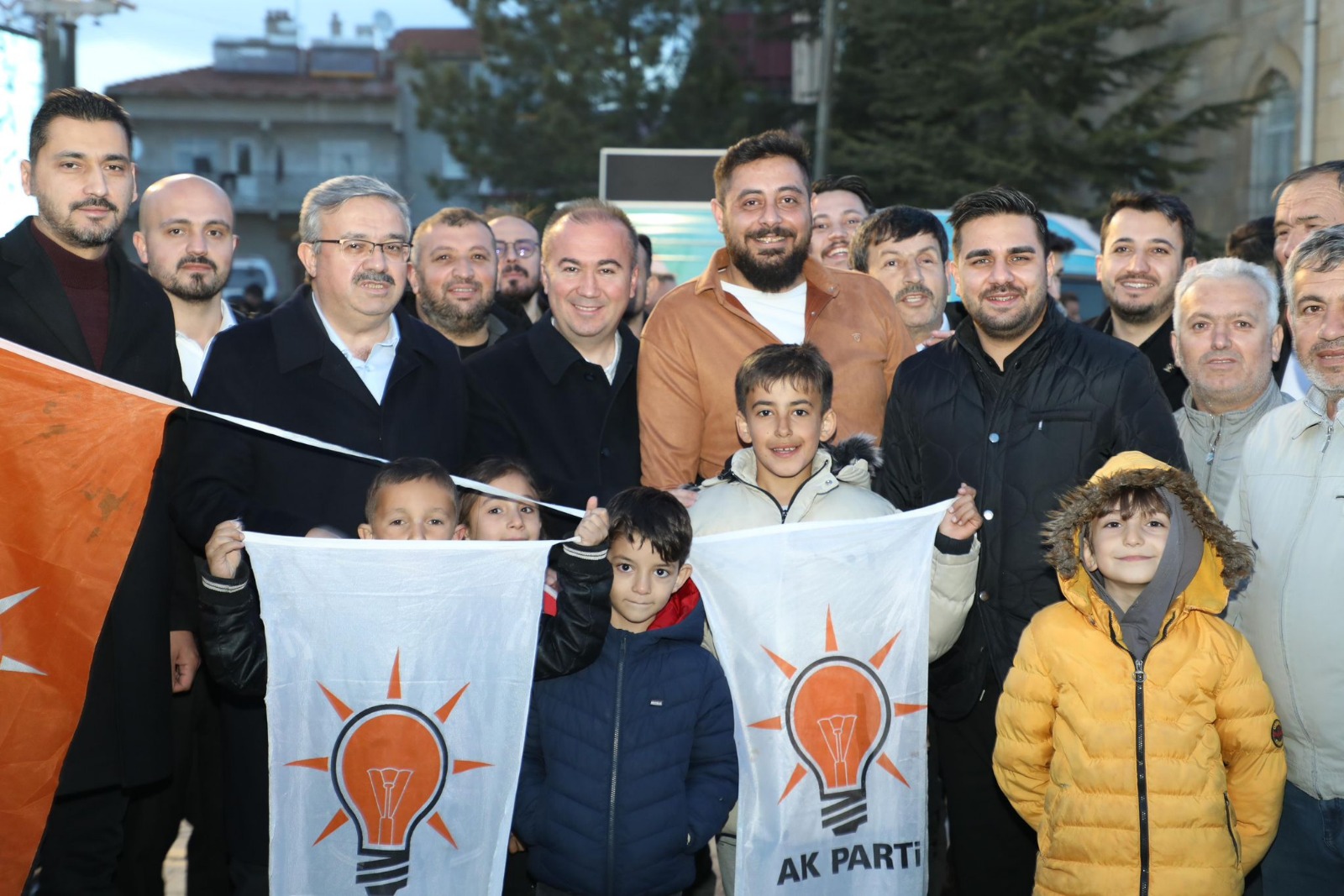 Erenler Mahallesi’nde, mahalle sakinleri ile iftarda bir araya gelen AK