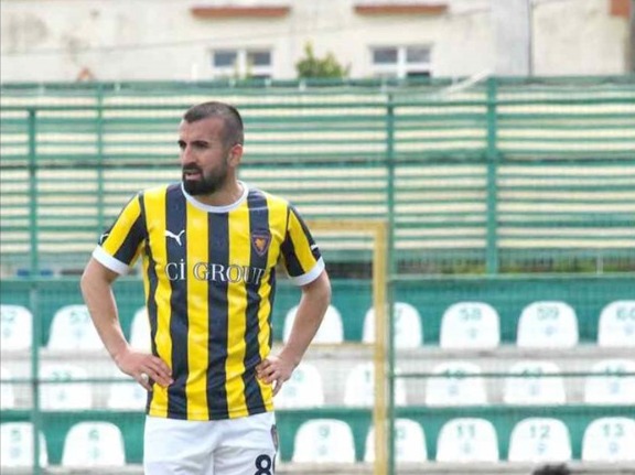Bucaspor 1928 forması giyen 35 yaşındaki forvet oyuncusu Erhan Çelenk,