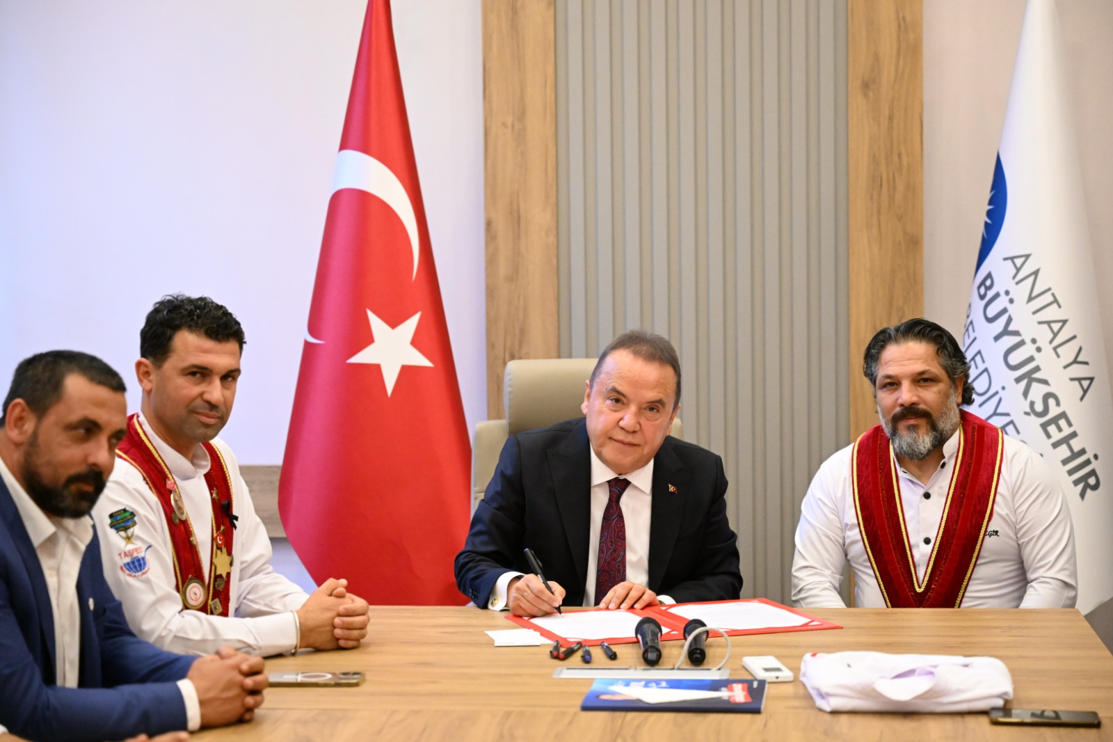 Başkan Böcek, “Şehrimizi ortak akılla daha ileri taşıyacağız”   Antalya