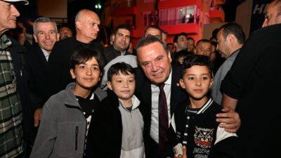 Antalya Büyükşehir Belediye Başkanı Muhittin Böcek, Demre’de vatandaşlarla kucaklaştı. Akşam