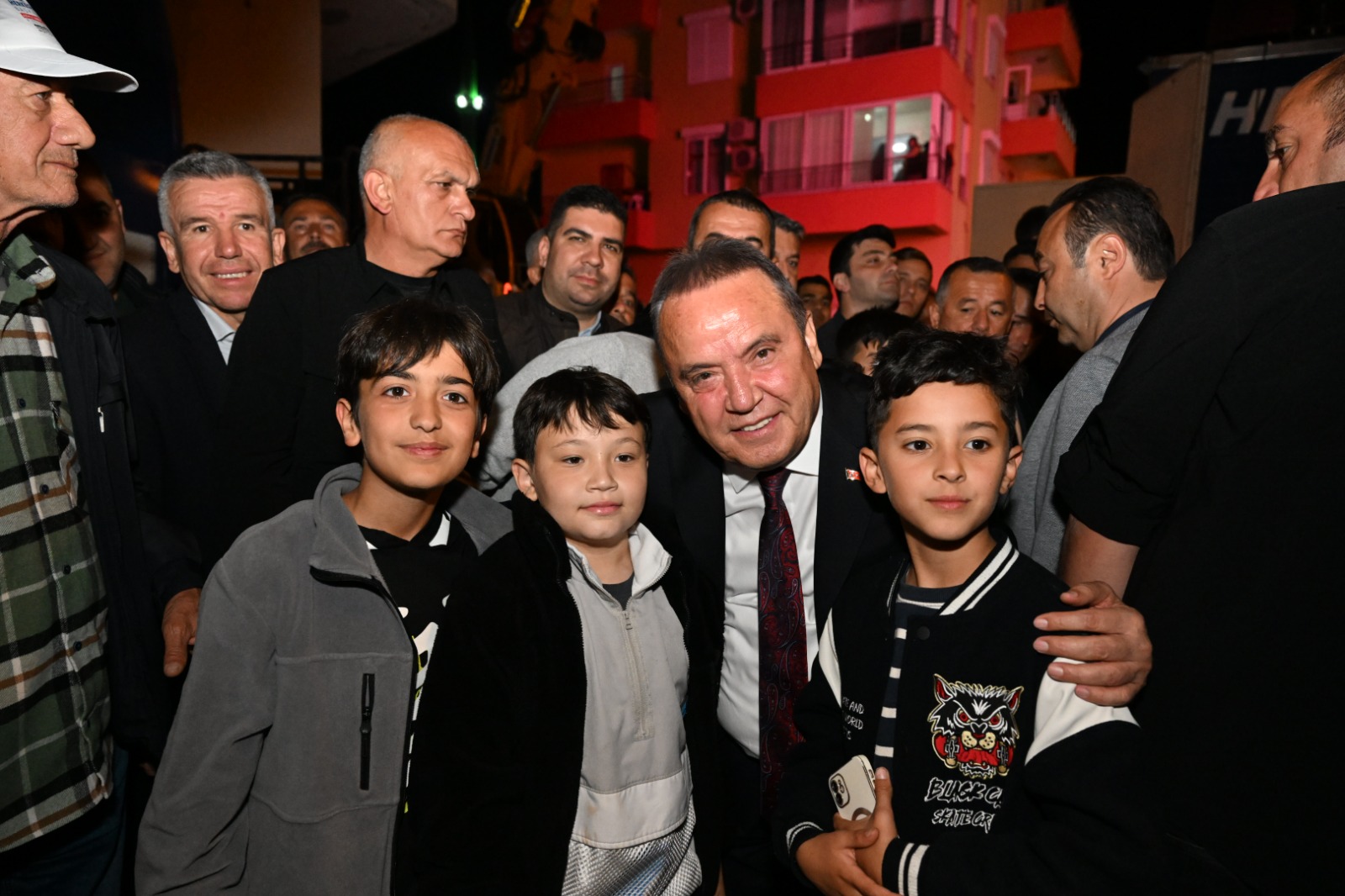 Antalya Büyükşehir Belediye Başkanı Muhittin Böcek, Demre’de vatandaşlarla kucaklaştı. Akşam