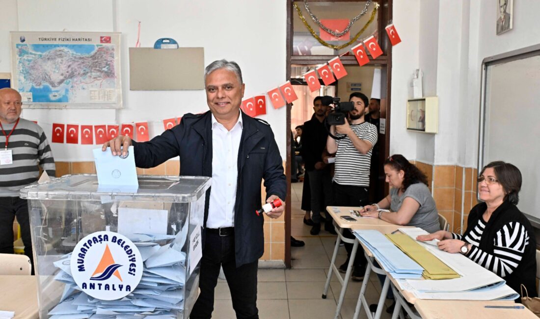Antalya’da Muratpaşa Belediye Başkanı ve adayı Ümit Uysal, oyunu Vali