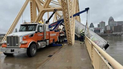 ABD'NİN KENTUCKY EYALETİNDE KÖPRÜ BARİYERLERİNE ÇARPAN BİR KAMYON HAVADA ASILI