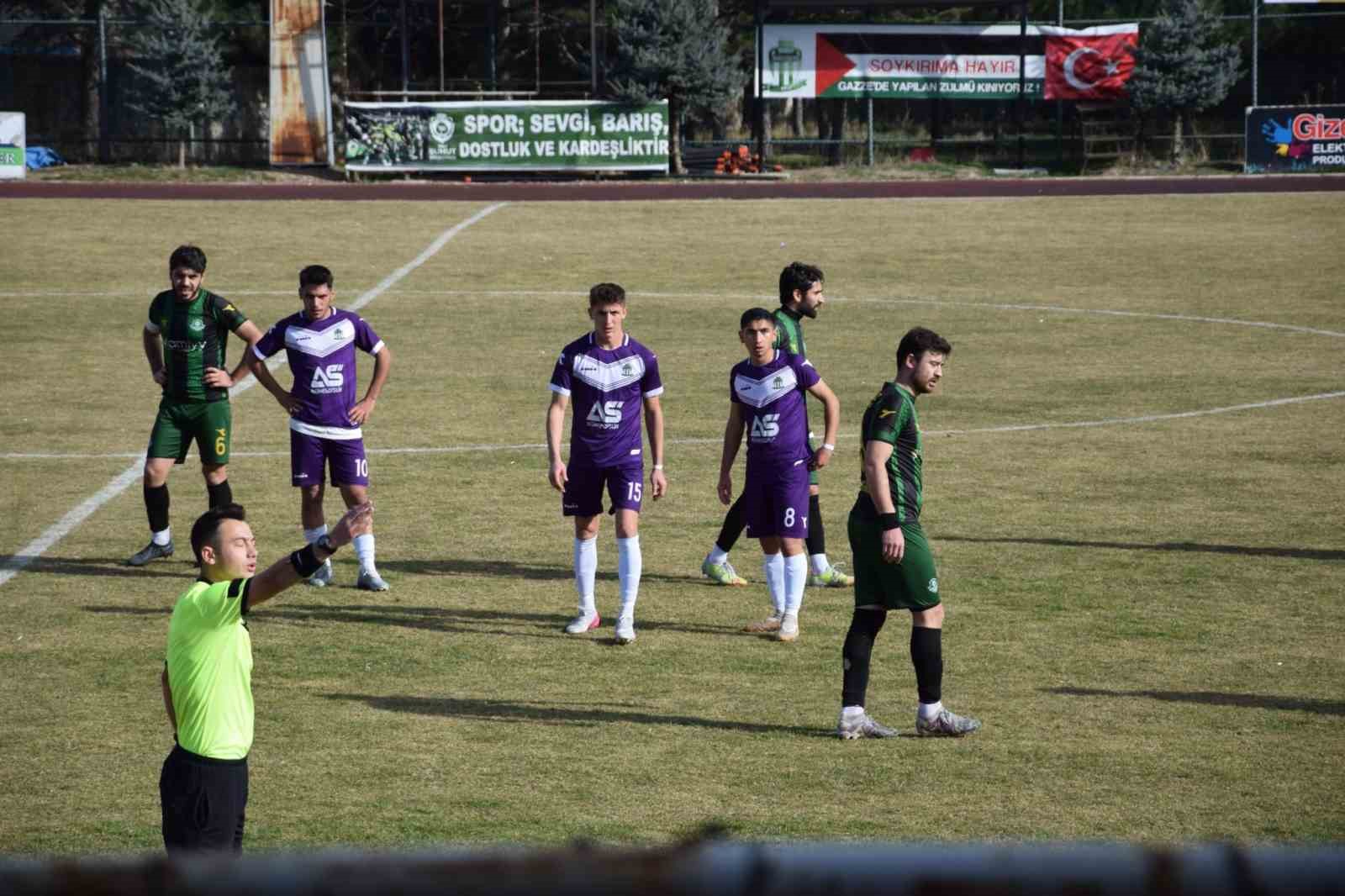 Afyon’da Süper Amatör Lig 17. haftasında Şuhut Belediye Hisarspor, sahasında