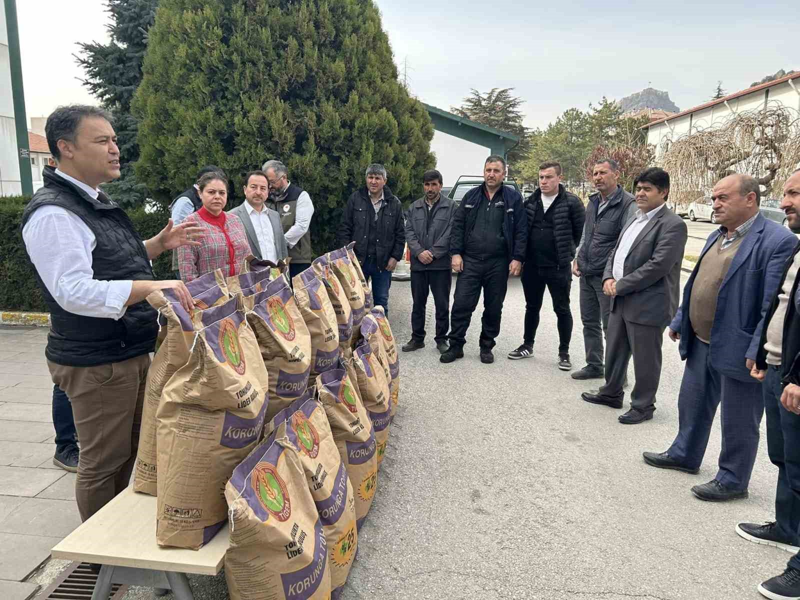 Afyonkarahisar Tarım ve Orman İl Müdürlüğü tarafından çiftçilere 9 bin