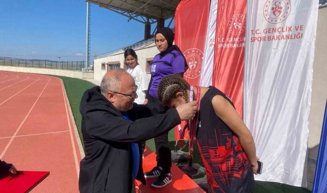 Okul Sporları faaliyet programı kapsamında Afyonkarahisar Atletizm Sahası’nda düzenlenen Atletizm
