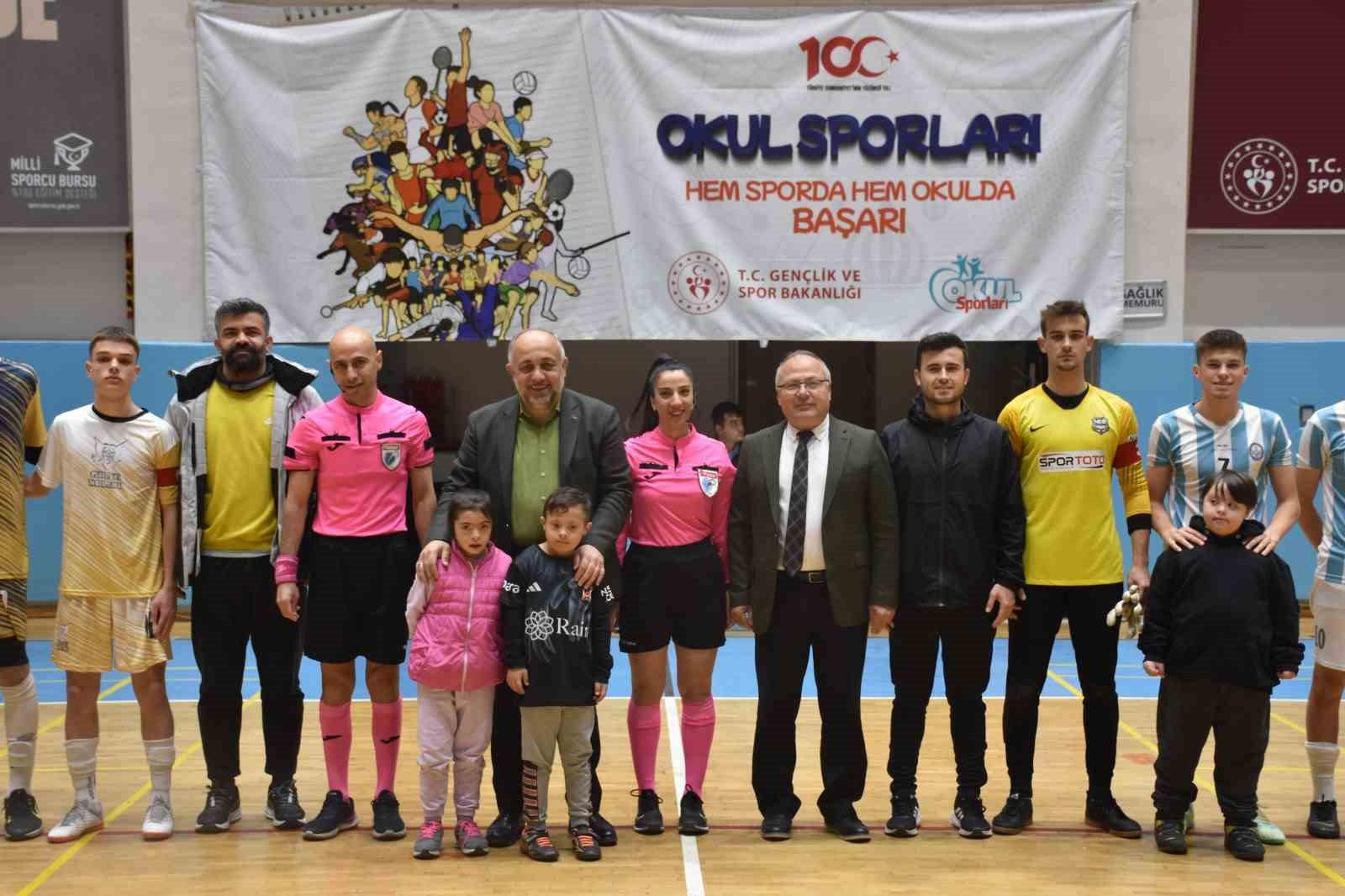 Afyonkarahisar Çiğiltepe ve Tınaztepe Spor Salonları’nda düzenlenen Okul Sporları kız