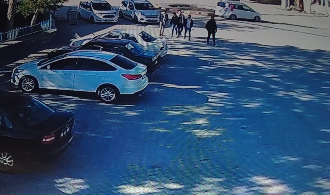 Afyonkarahisar’da belde belediye başkanının makam aracına izinsiz binen 5 genç