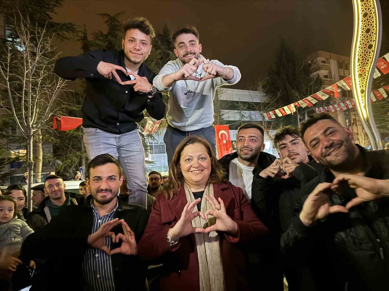 Afyonkarahisar’da resmi olmayan sonuçlara göre seçimi kazanan CHP adayı Burcu