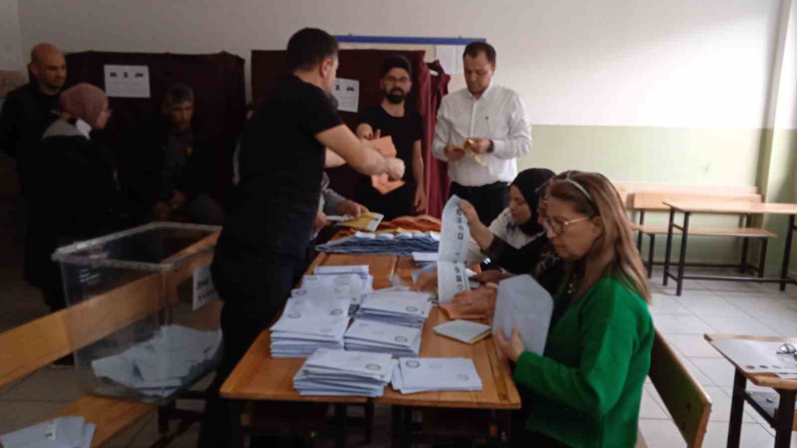AFYONKARAHİSAR’DA SANDIKLAR KAPANDI