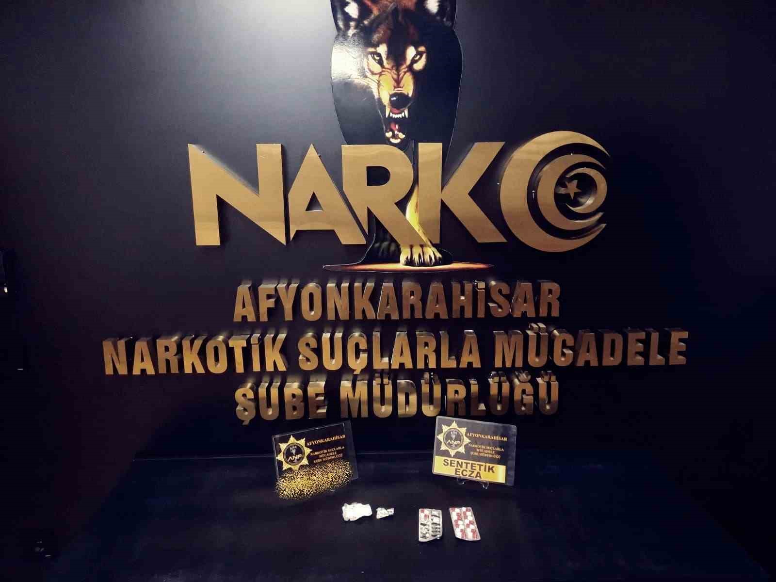 Afyonkarahisar’da polis tarafından durdurulan bir araçta 1.32 gram uyuşturucu madde,