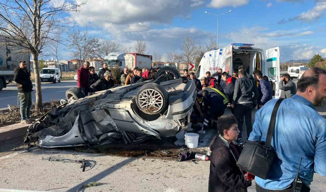 Afyonkarahisar’da yol ortasındaki refüjde bulunan ağaca çarptıktan sonra devrilen otomobilin