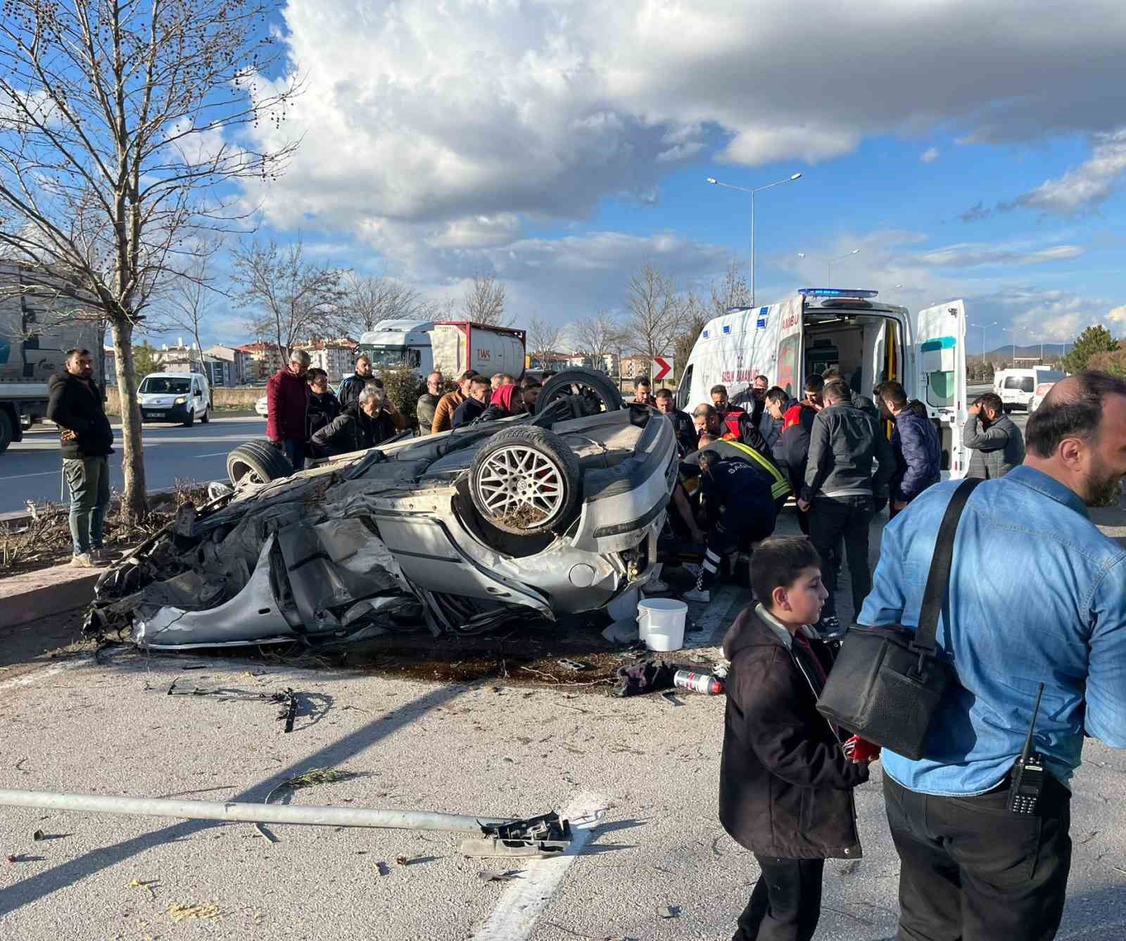 Afyonkarahisar’da yol ortasındaki refüjde bulunan ağaca çarptıktan sonra devrilen otomobilin