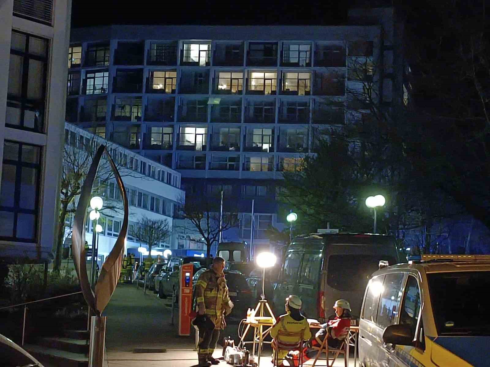 ALMANYA'DA 65 YAŞINDAKİ KADIN, HASTANEDE MEŞALE YAKIP KENDİSİNİ ODAYA KİLİTLEDİ
