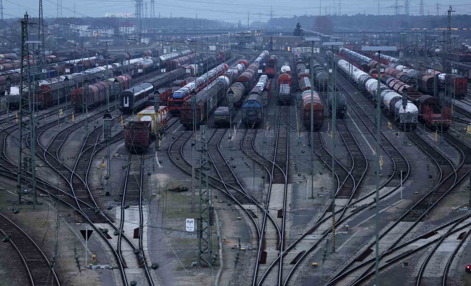 Almanya’da demiryolu ve havayolu çalışanları greve başladı. Havayolu yer hizmetleri