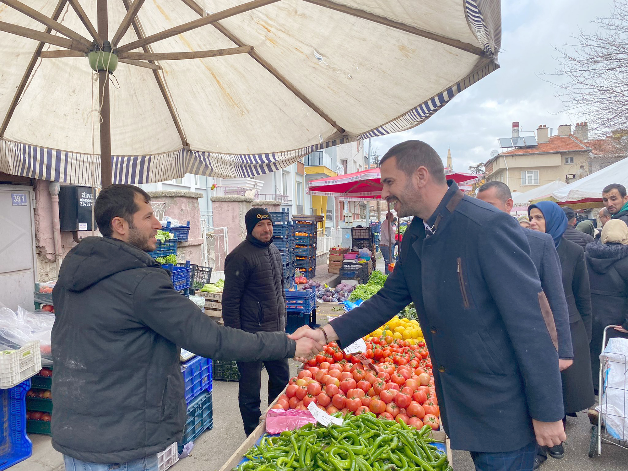 Mecidiye Mahallesi’nde esnafları ziyaret eden İYİ Parti Afyonkarahisar Belediye Başkan