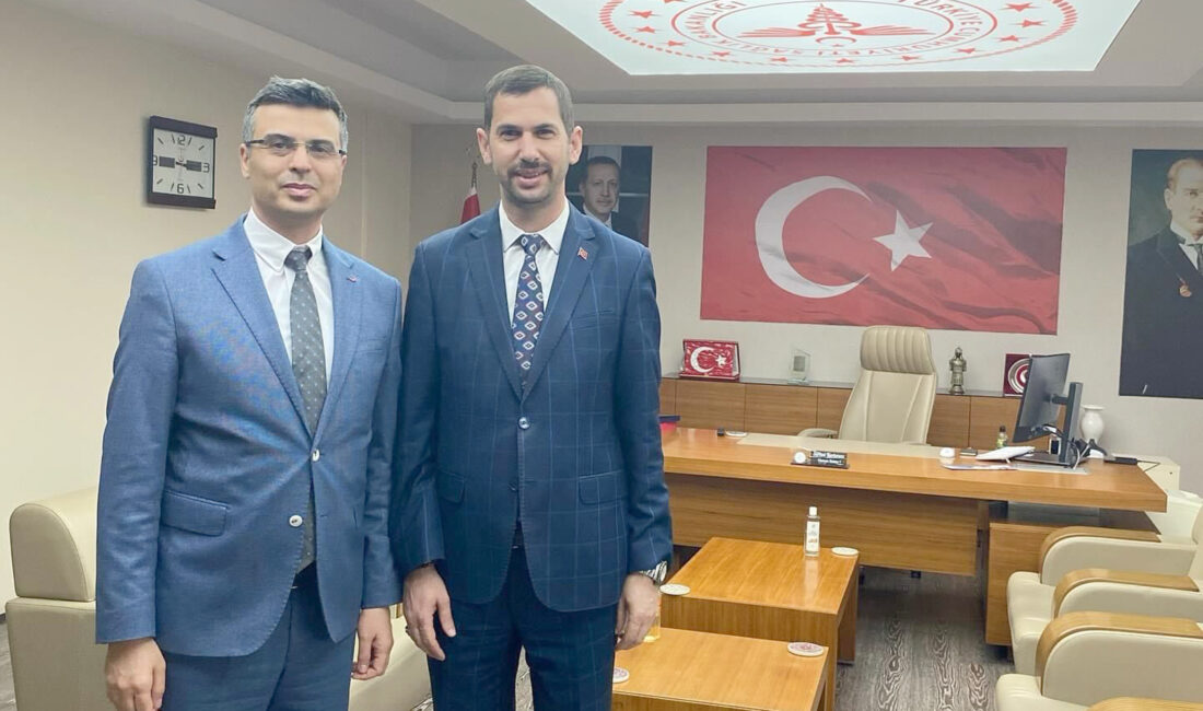İYİ Parti Afyonkarahisar Belediye Başkan Adayı Alper Yağcı, beraberindeki parti