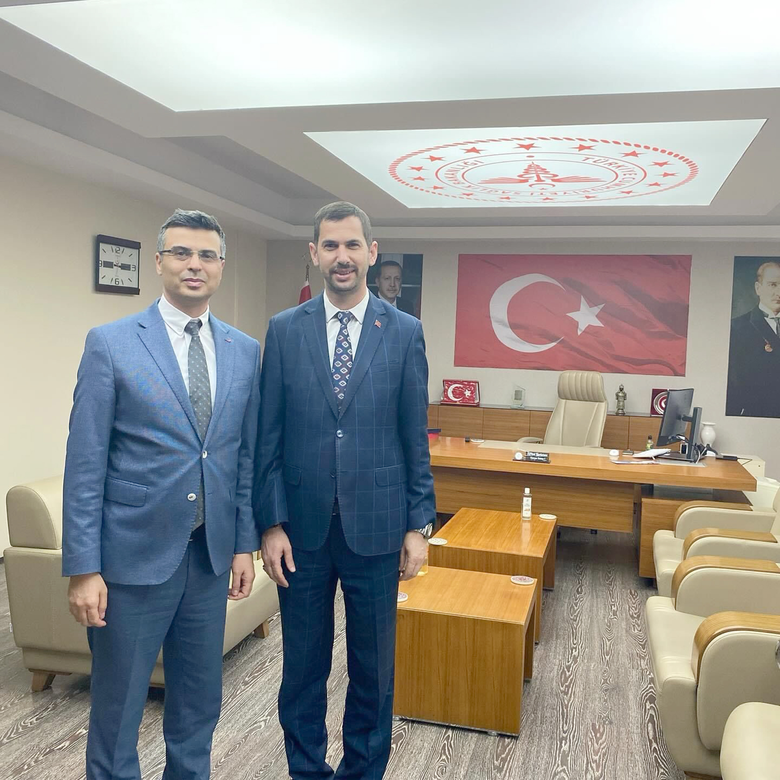 İYİ Parti Afyonkarahisar Belediye Başkan Adayı Alper Yağcı, beraberindeki parti