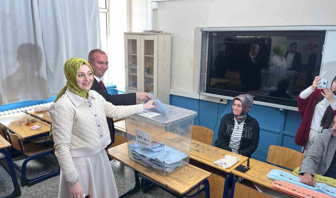 Afyonkarahisar AK Partive MHP Belediye Başkanlar adayları oylarını kullanırken, oy