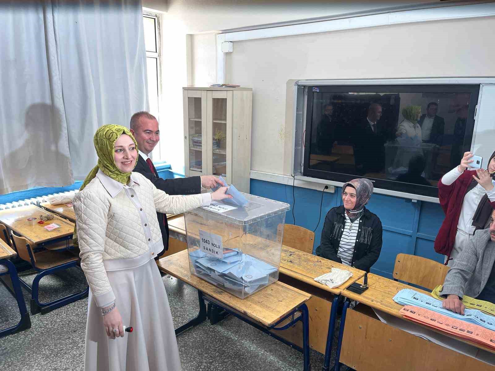 Afyonkarahisar AK Partive MHP Belediye Başkanlar adayları oylarını kullanırken, oy