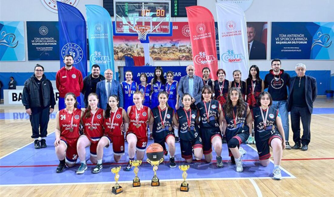 Afyonkarahisar’da düzenlenen 3×3 basketbol genç kızlar müsabakalarında dereceye girenler ödüllerini