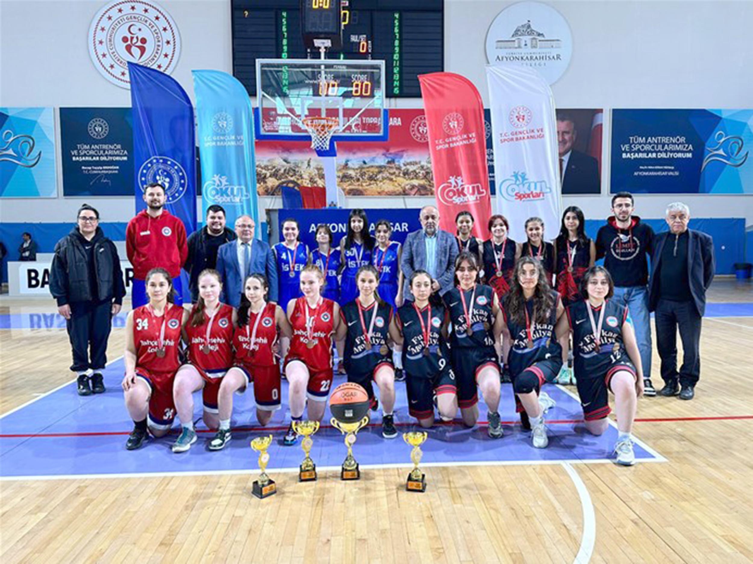Afyonkarahisar’da düzenlenen 3×3 basketbol genç kızlar müsabakalarında dereceye girenler ödüllerini