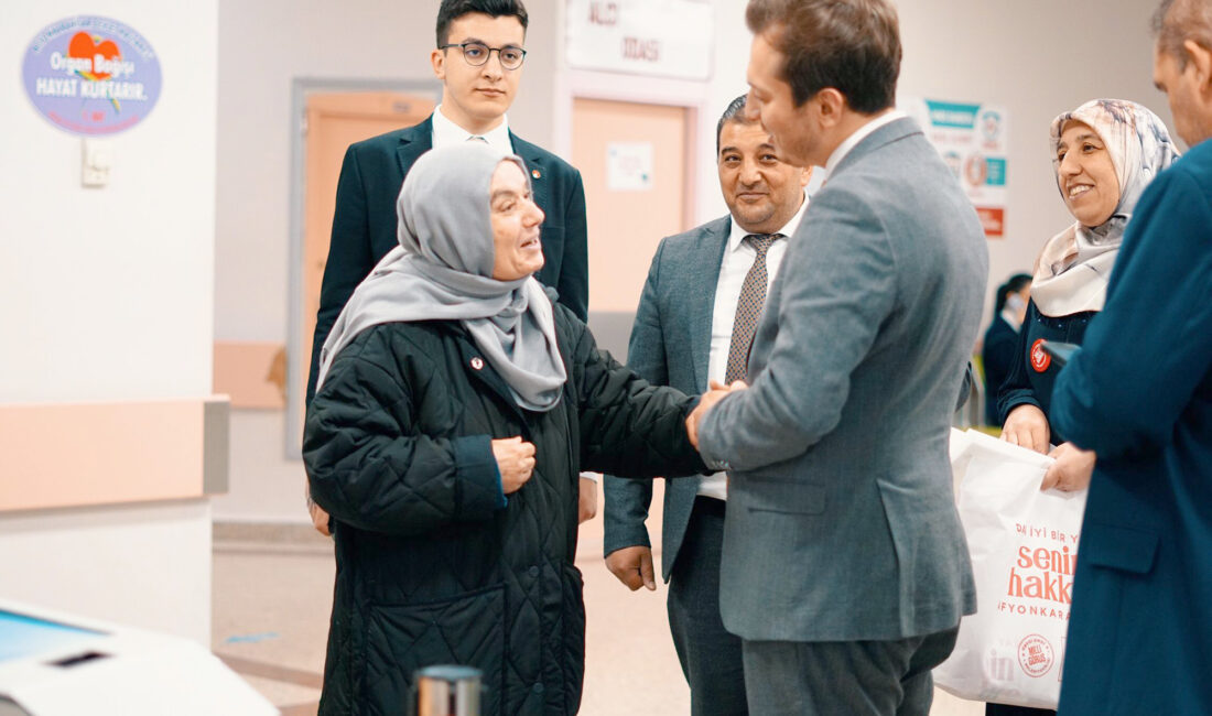 Saadet Partisi Afyonkarahisar Belediye Başkan Adayı Beytullah Karataş, vatandaşlarla buluşmaya