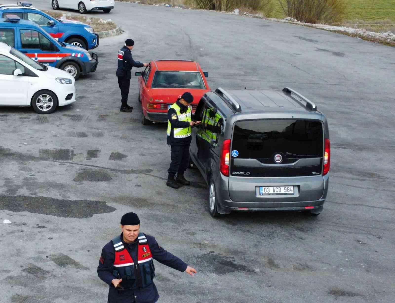 Afyonkarahisar’ın Bolvadin ilçesinde jandarma ekipleri tarafından sürücülere yönelik dron destekli