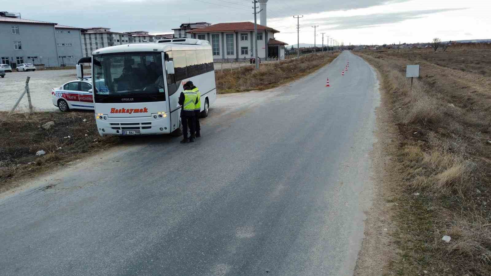 Afyonkarahisar’ın Bolvadin ilçesinde Jandarma trafik ekipleri okul servis araçlarını denetledi.