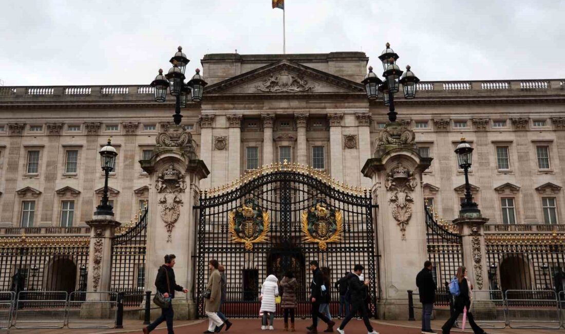 Buckingham Sarayı’nın kapısına araçla çarpan şahıs, polis tarafından gözaltına alındı.
