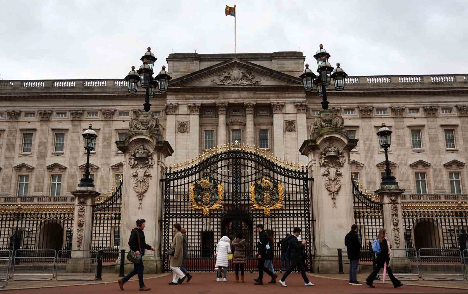 Buckingham Sarayı’nın kapısına araçla çarpan şahıs, polis tarafından gözaltına alındı.