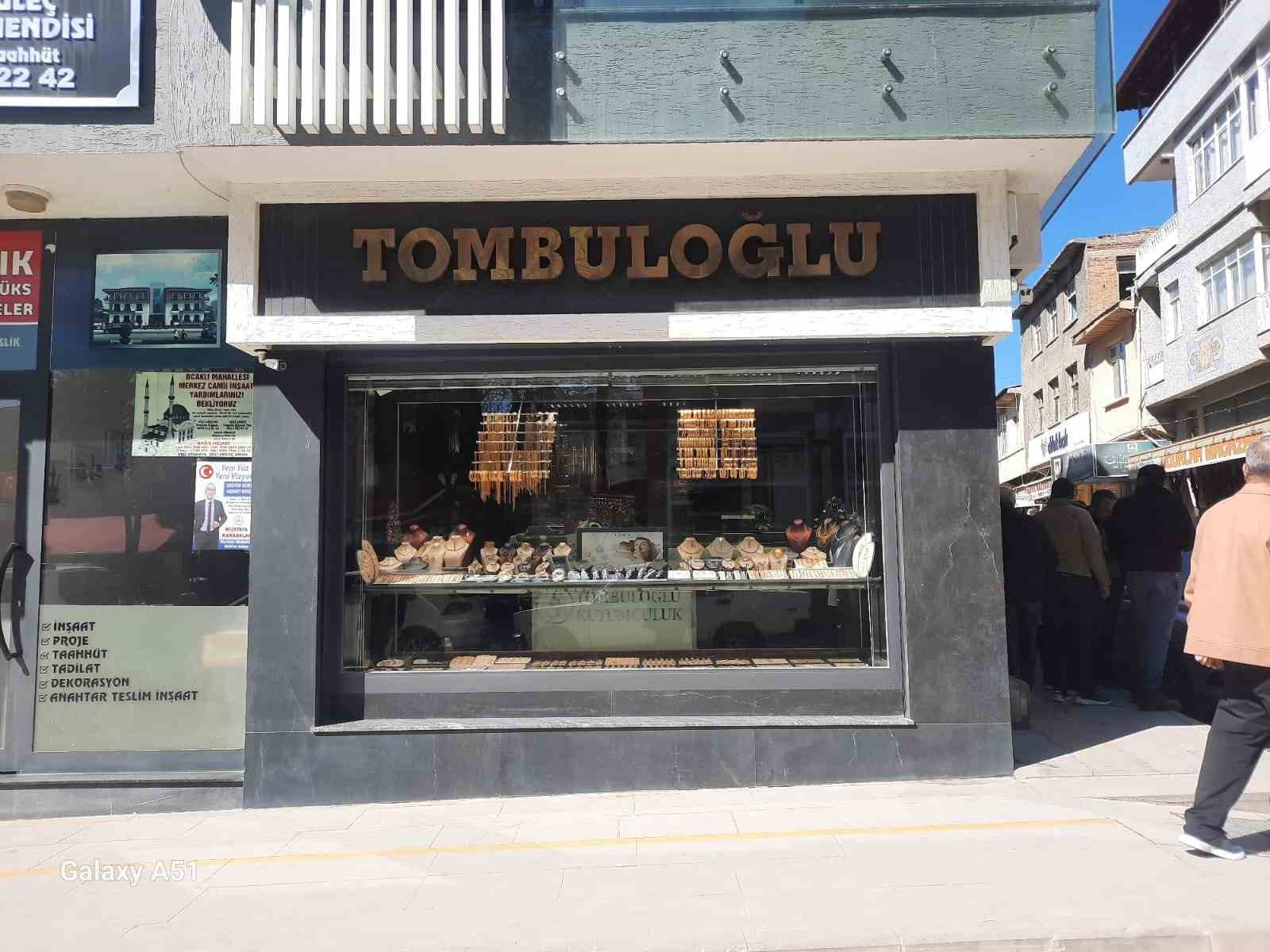 Afyonkarahisar’ın Dinar ilçesinde Ömer Tombuloğlu’na ait kuyumcu dükkanı silahlı bir