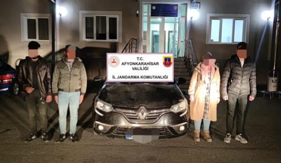 Sinanpaşa ilçesine bağlı Düzağaç beldesine jandarma ekipleri, düzensiz göçmenleri yakaladı.