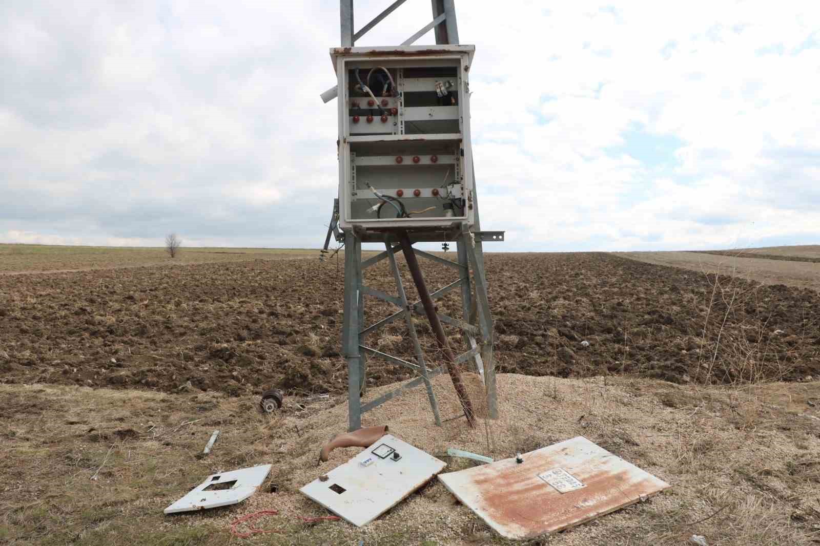 Afyonkarahisar’ın Kızılören ilçesinde, çiftçilerin tarlaları suladıkları elektrik hattındaki 5 sulama