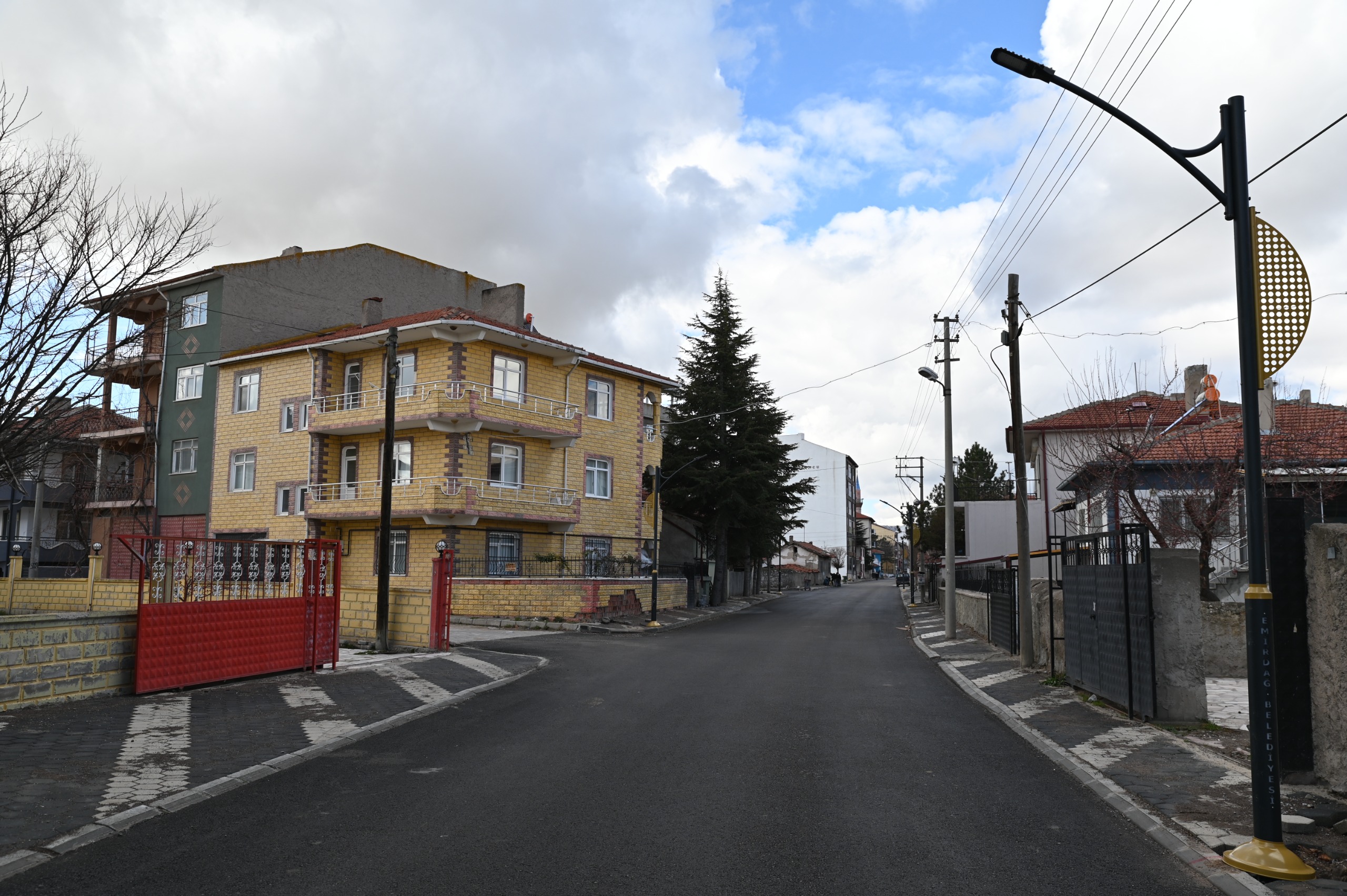 Emirdağ Belediyesi ilçenin çehresini değiştiren aydınlatma ve peyzaj çalışmalarına ara
