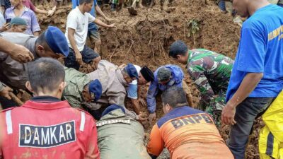 Endonezya’nın Sumatra adasında şiddetli yağışların neden olduğu sel ve toprak