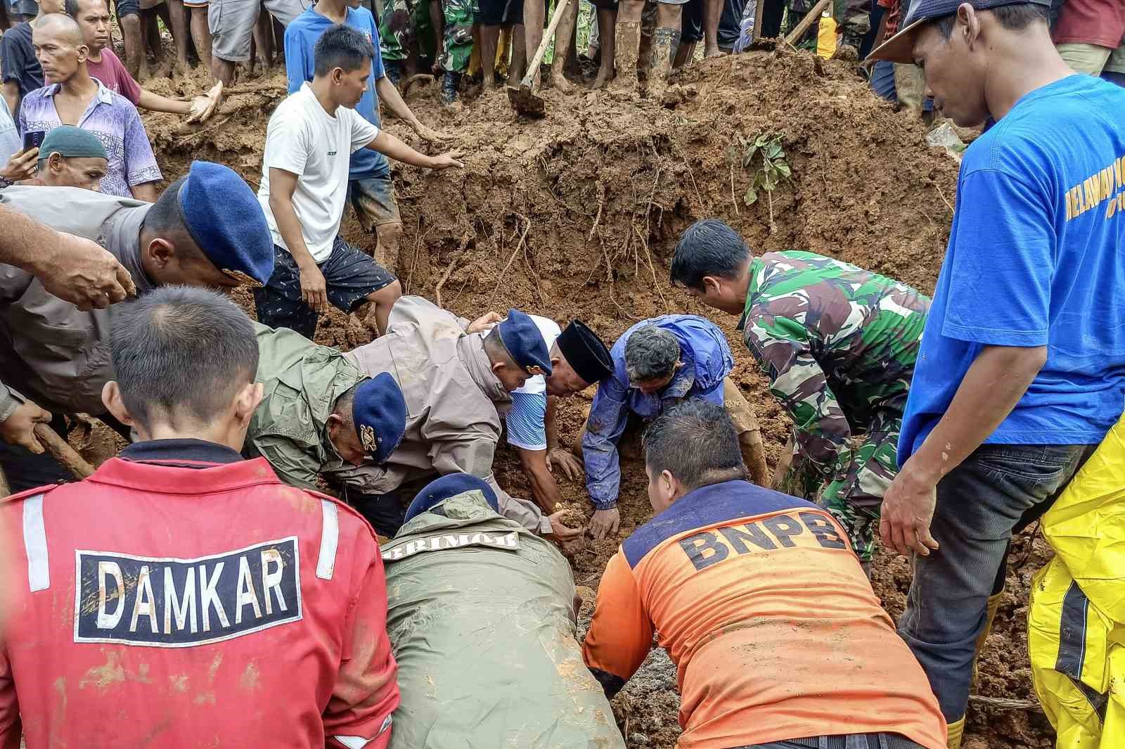 Endonezya’nın Sumatra adasında şiddetli yağışların neden olduğu sel ve toprak