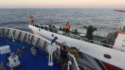 FİLİPİNLER SAHİL GÜVENLİK GEMİSİ, TARTIŞMALI GÜNEY ÇİN DENİZİ'NDE KARŞI KARŞIYA