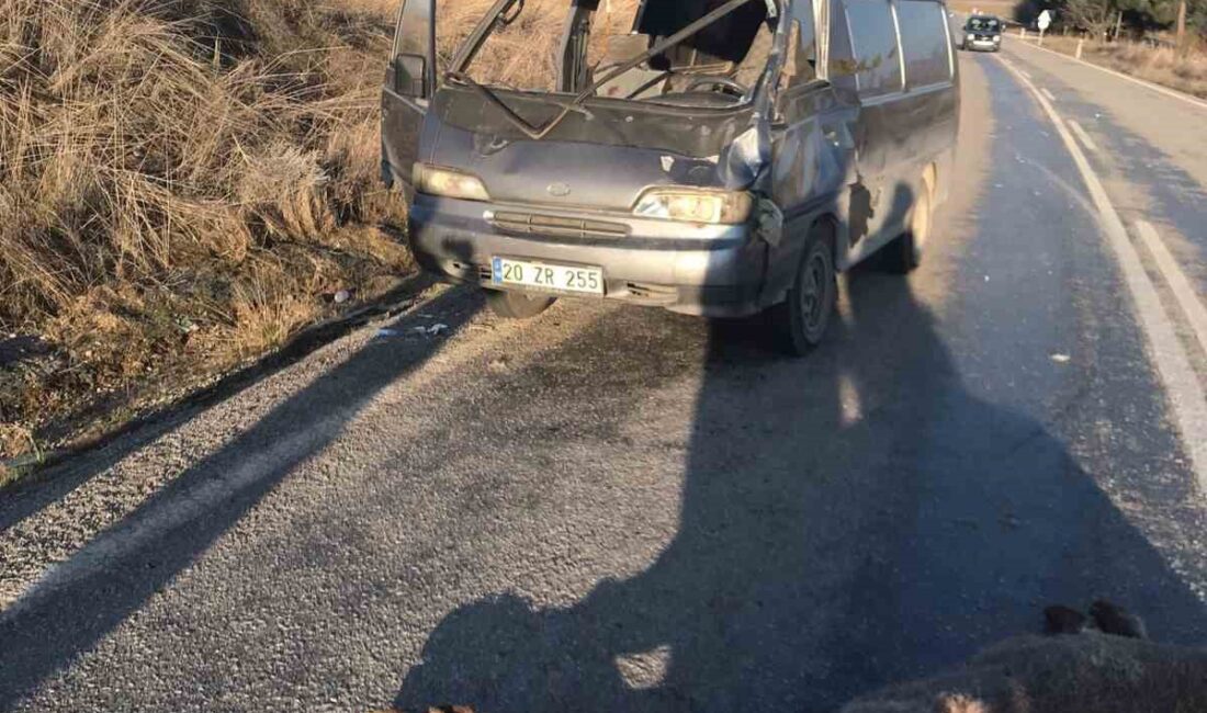 AFYONKARAHİSAR’DA ANİDEN YOLA ÇIKAN GEYİĞE ÇARPAN MİNİBÜSTEKİ 2 KİŞİ YARALANDI.