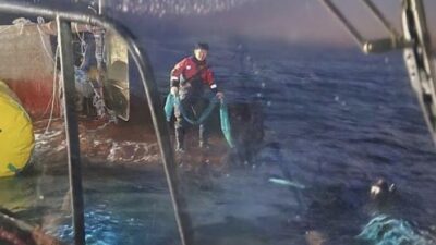 Güney Kore’nin sahil kenti Tongyeong açıklarında 9 mürettebatı bulunan bir