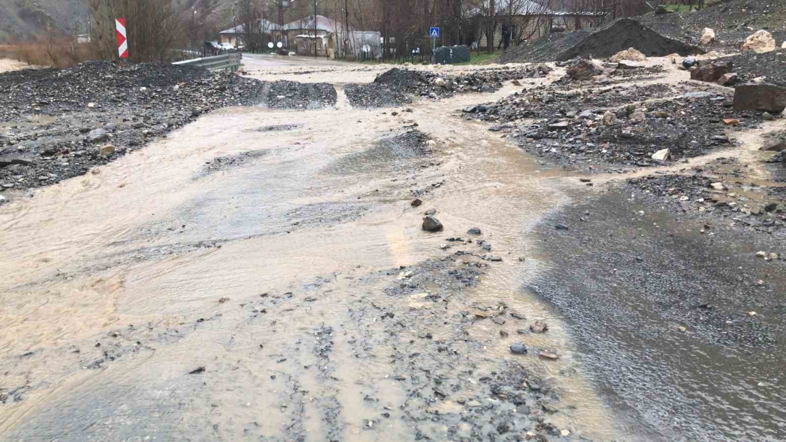 Hakkari-Şırnak kara yolunda çığ düşmesinin ardından şimdi de sel meydana