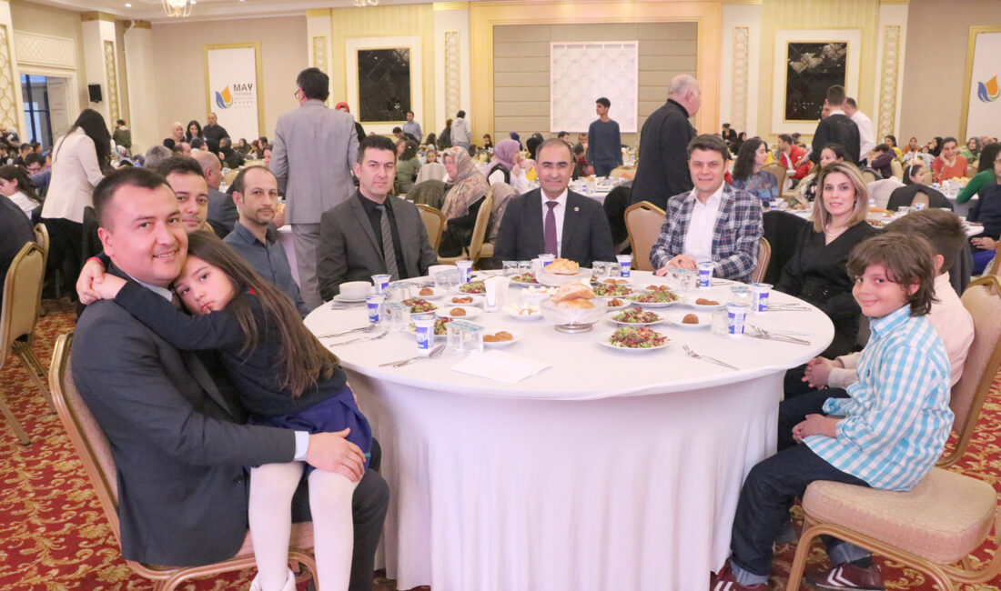 Sandıklı’da sağlık çalışanları iftarda bir araya geldi. Sandıklı Devlet Hastanesi