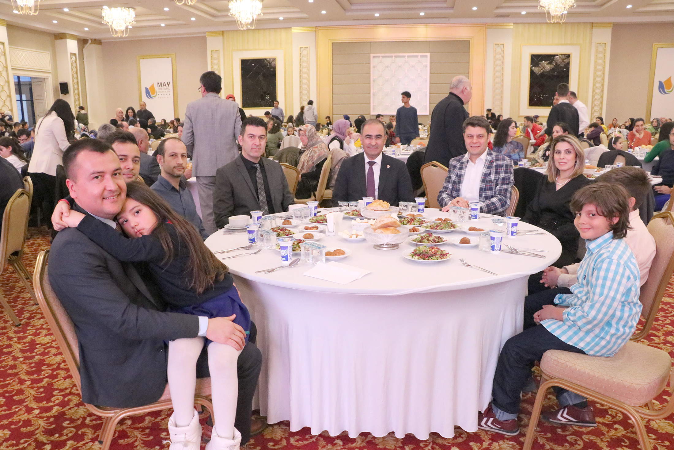 Sandıklı’da sağlık çalışanları iftarda bir araya geldi. Sandıklı Devlet Hastanesi