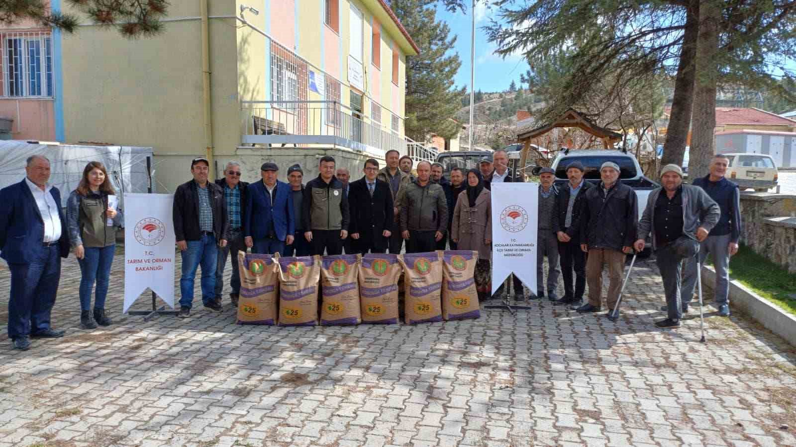 Afyonkarahisar’ın Hocalar ilçesinde 20 çiftçiye devlet destekli 2 ton korunga
