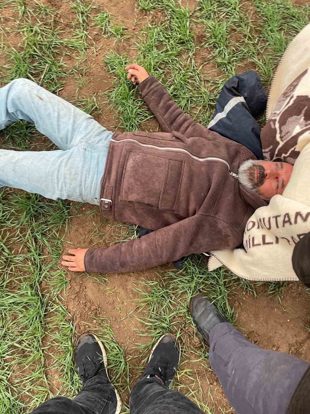 Afyonkarahisar’da kontrolden çıkarak tarım arazisine devrilen hurda elektronik ürün yüklü