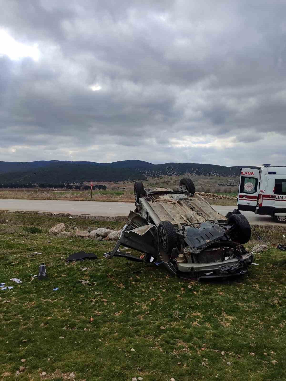 Afyonkarahisar’ın Dinar ilçesinde iki otomobilin çarpışması sonucu yaşanan trafik kazasında