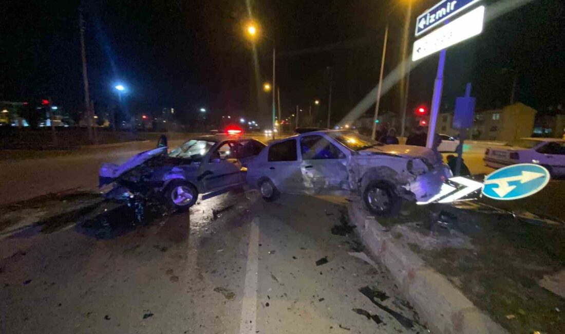 Afyonkarahisar’da iki otomobilin çarpıştığı trafik kazasında 7 kişi yaralanırken, yaralılardan