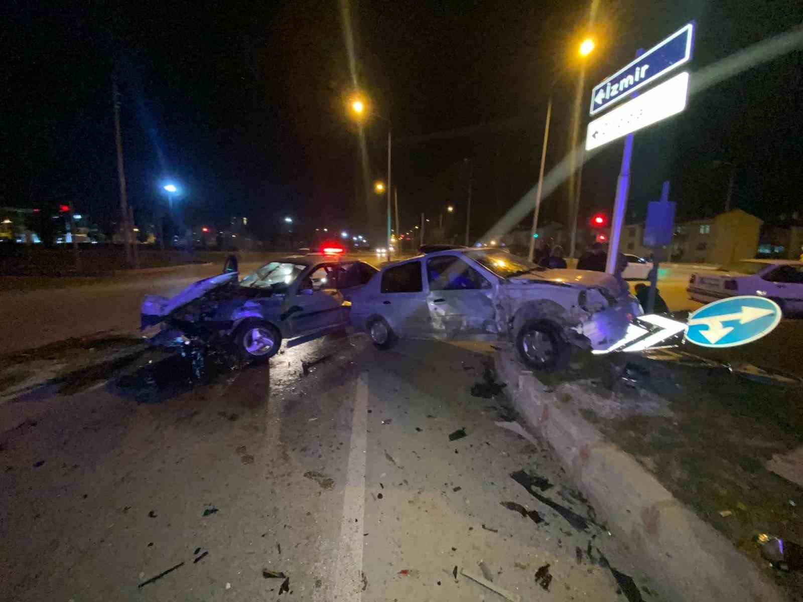 Afyonkarahisar’da iki otomobilin çarpıştığı trafik kazasında 7 kişi yaralanırken, yaralılardan
