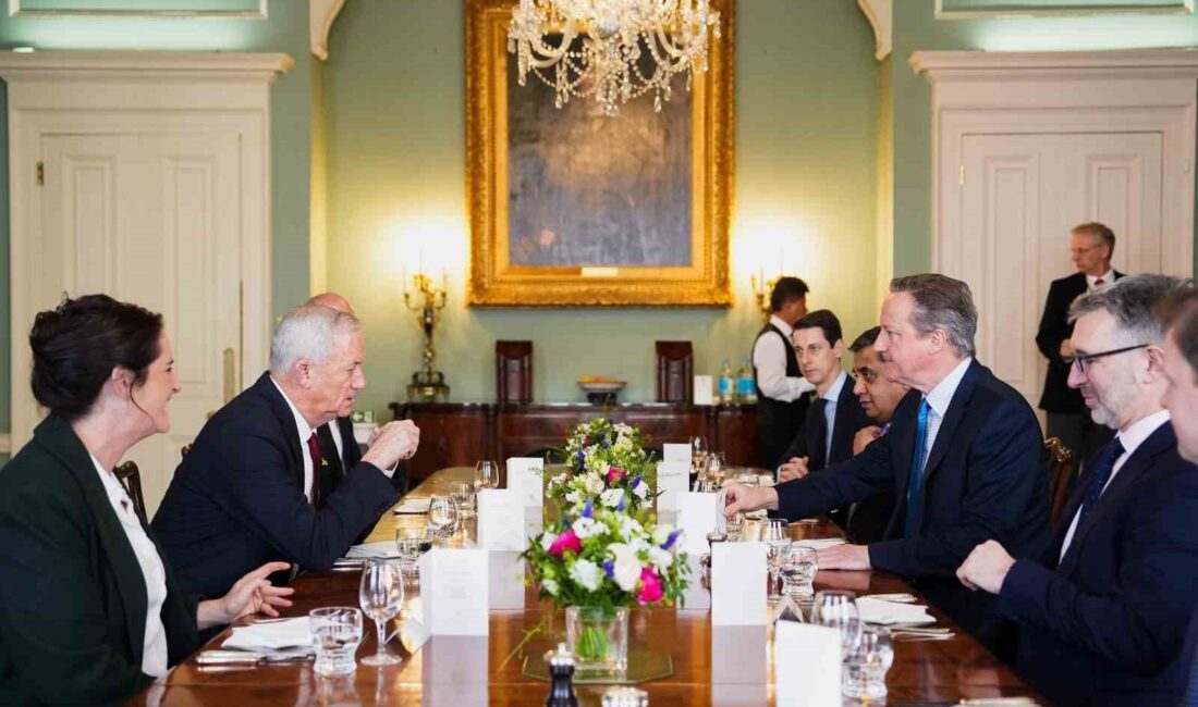 İngiltere Dışişleri Bakanı David Cameron, İsrail Savaş Kabinesi Üyesi Benny